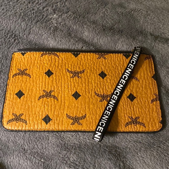 Wristlet NWOT - Picture 2 of 3